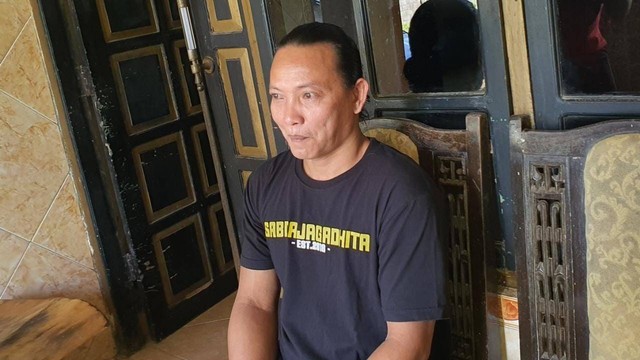 Ribut Budi Suryono, ayah dari juru gedor Timnas U-20 Hokky Caraka, di rumahnya di Kecamatan Ponjong, Kabupaten Gunungkidul, Kamis (30/3/2023). Foto: Dok. Istimewa
