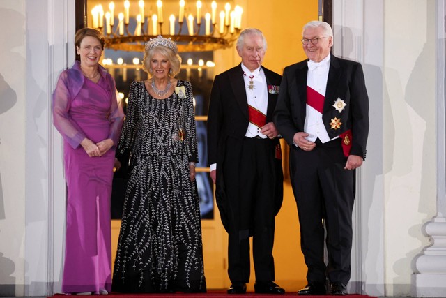 Presiden Jerman Frank-Walter Steinmeier (kanan) dan istrinya Elke Buedenbender (kiri) bersama Raja Inggris Charles III (kedua kanan) dan istrinya, Camilla (kedua kiri), sebelum Perjamuan Negara di Berlin, Rabu (29/3/2023). Foto: Phil Noble/REUTERS