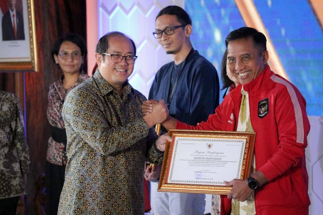 Rektor UNESA Prof. Dr. Nurhasan, M.Kes menerima penghargaan untuk UNESA atas Kinerja Anggaran, Sistem Akuntabilitas Kinerja Instansi Pemerintah (Sakip), dan Keterbukaan Informasi Publik 2022 di Jakarta pada Kamis, 30 Maret 2023.