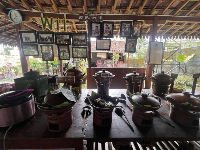 Aneka hidangan sayur kampung atau sayur ndeso tersaji lengkap di warung Iciiik Iwiiir, Pakem, Sleman. Foto: ESP