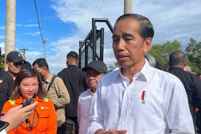 Presiden Joko Widodo (Jokowi) usai meresmikan Taman Kehati Sawerigading Wallacea milik PT Vale Indonesia Tbk di Sorowako, Sulawesi Selatan, Kamis (30/3/2023). Foto: Ghinaa Rahmatika/kumparan