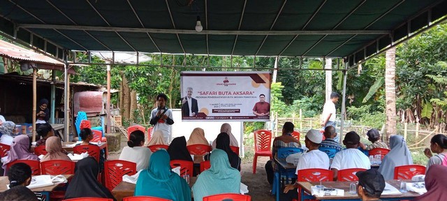 Orang Muda Ganjar (OMG) NTT saat menggelar kegiatan pemberantasan buta aksara di Kelurahan Kota Ratu, Kecamatan Ende Utara, Kabupaten Ende. Foto: Dok. Istimewa