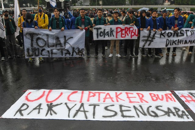 Sejumlah mahasiswa yang tergabung dalam Badan Eksekutif Mahasiswa Seluruh Indonesia (BEM SI) berunjuk rasa menolak Undang-Undang Cipta Kerja (Ciptaker) di depan kompleks Parlemen, Senayan, Jakarta, Kamis (30/3/2023). Foto: Aditya Pradana Putra/ANTARA FOTO