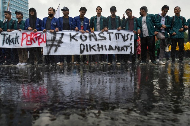 Sejumlah mahasiswa yang tergabung dalam Badan Eksekutif Mahasiswa Seluruh Indonesia (BEM SI) berunjuk rasa menolak Undang-Undang Cipta Kerja (Ciptaker) di depan kompleks Parlemen, Senayan, Jakarta, Kamis (30/3/2023). Foto: Aditya Pradana Putra/ANTARA FOTO