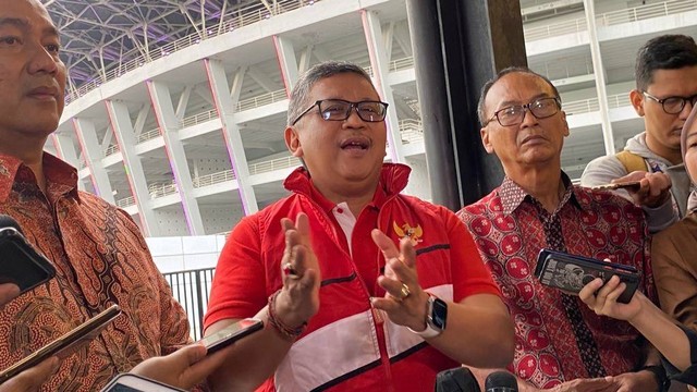 Sekjen PDIP Hasto Kristiyanto di kawasan GBK, Senayan, Jakarta, Kamis (30/3/2023). Foto: Zamachsyari/kumparan