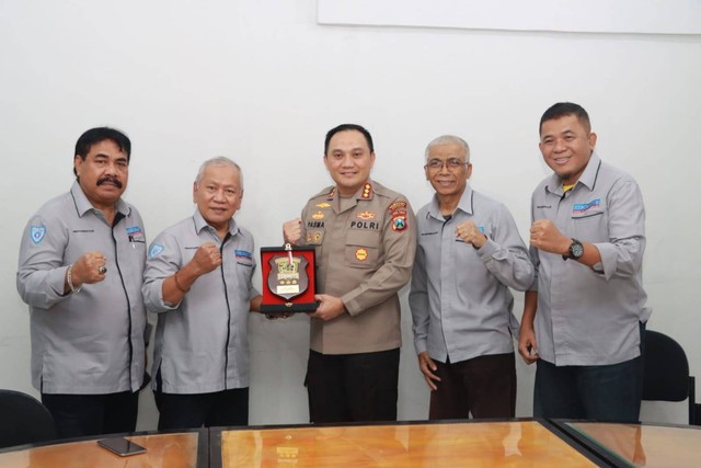 Foto : Kombes Pol Pasma Royce dengan Media Memorandum