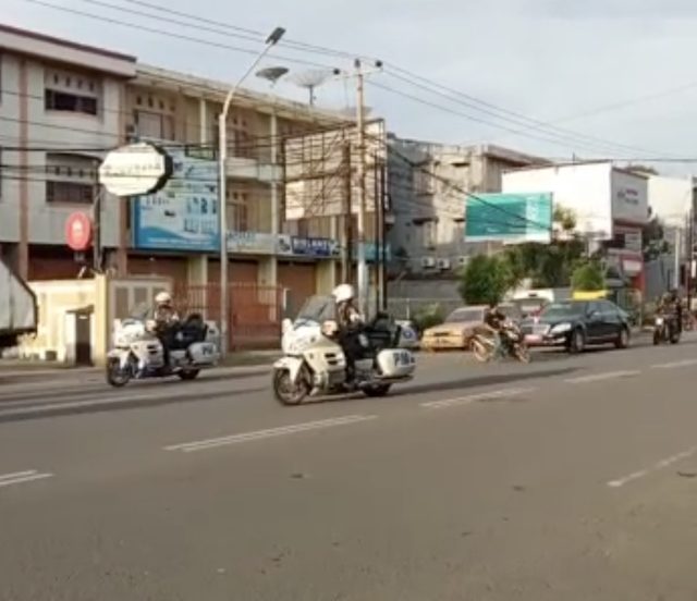 Tangkapan layar video pemotor yang memotong rombongan Presiden Jokowi. Dok: Ist.