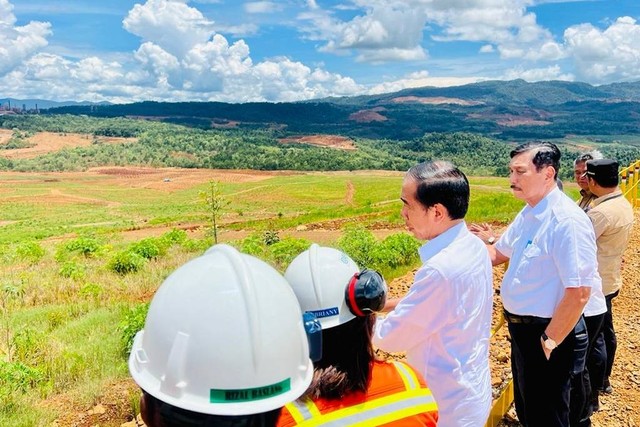 Presiden Jokowi saat mengunjungi pabrik PT Vale Indonesia Tbk di Sorowako, Sulawesi Selatan, Kamis (30/3/2023). Foto: Laily Rachev/Biro Pers Sekretariat Presiden