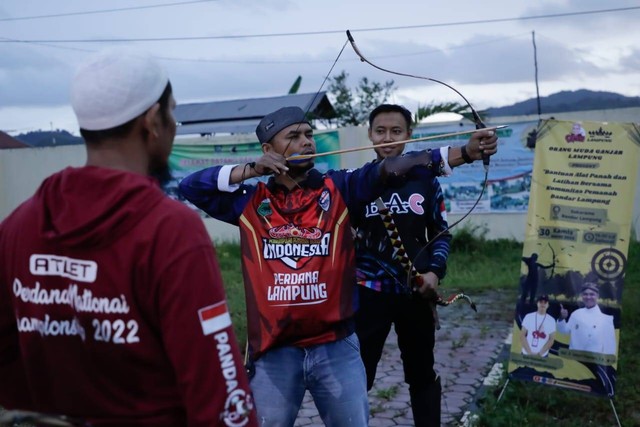 Bantuan alat panahan dari Orang Muda Ganjar (OMG) Lampung kepada Bahtera Archery Club (BAC), Bandar Lampung. Foto: Dok. Istimewa