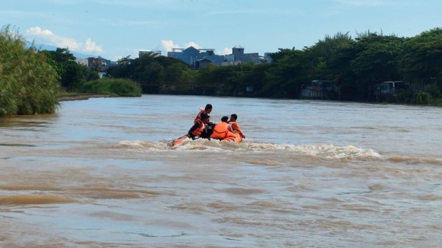 Pencarian korban tenggelam di Sungai Walennae, Kabupaten Wajo. Foto: Istimewa