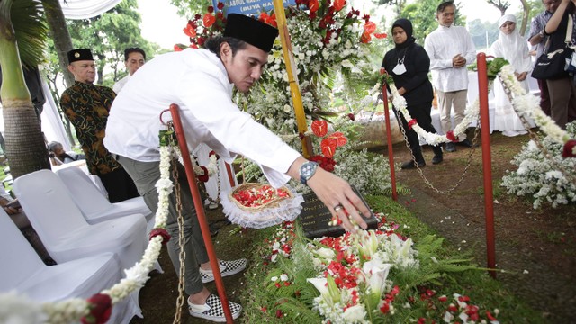 Vino G Bastian menaburi kembang saat berziarah ke makam Buya Hamka di TPU Tanah Kusir, Jakarta, Kamis, (30/3/2023). Foto: Agus Apriyanto