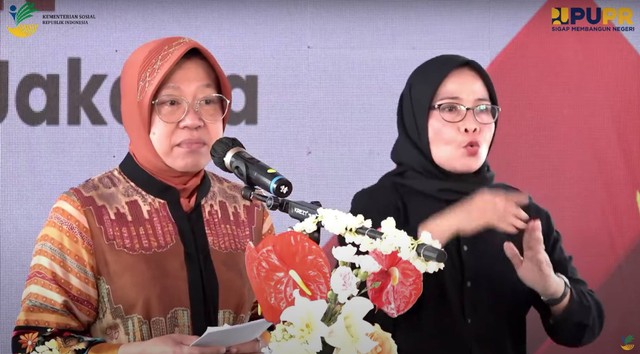 Mensos Risma (kiri) menangis saat berpidato meresmikan rusun di Jakarta Timur, Kamis (31/3/2023). Foto: Dok. YouTube Kemensos RI