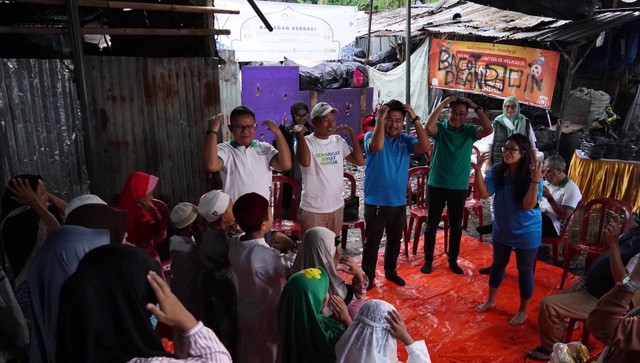 Masyarakat di tengah keseruan acara kick-off dari kegiatan 'Ramadan Berbagi' oleh FRESTEA dan Coca-Cola pada Rabu, 29 Maret 2023 di Collection Center Yayasan Mahija Parahita Nusantara Tebet.  Foto: Dok. Istimewa