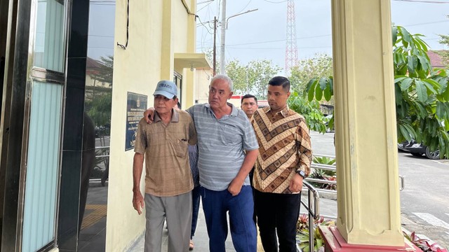 Orang tua Bripka AS bersama kuasa hukum saat memenuhi panggilan Polda Sumut, pada Jumat (31/3/2023). Foto: Tri Vosa/kumparan