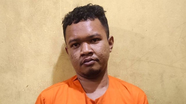 Muhammad Fadhil (25) ditangkap polisi, setelah menggorok leher ayahnya Otriman (63) dikediamannya, di Kabupaten Kampar, Riau. Foto: Dok. Istimewa