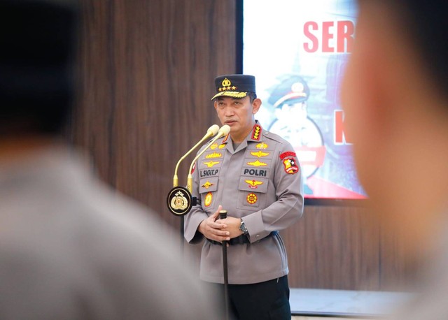 Kapolri Jenderal Listyo Sigit Prabowo memberikan kata pengantar pada agenda upacara serah terima jabatan perwira tinggi Polri di Mabes Polri, Jumat (31/3). Foto: Dok. Polri