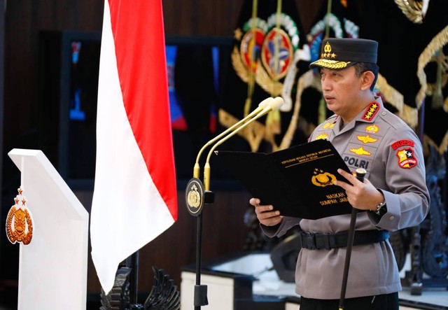 Kapolri Jenderal Listyo Sigit Prabowo memberikan kata pengantar pada agenda upacara serah terima jabatan perwira tinggi Polri di Mabes Polri, Jumat (31/3). Foto: Dok. Polri