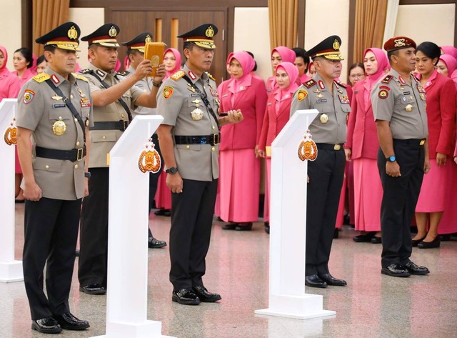 Suasana upacara serah terima jabatan perwira tinggi Polri di Mabes Polri, Jumat (31/3). Foto: Dok. Polri