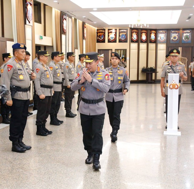 Kapolri Jenderal Listyo Sigit Prabowo hadir pada agenda upacara serah terima jabatan perwira tinggi Polri di Mabes Polri, Jumat (31/3). Foto: Dok. Polri