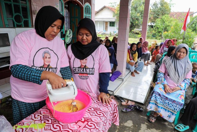 Srikandi Ganjar Jawa Barat saat menggelar pelatihan memasak dan menghias bolu bersama perempuan dan ibu-ibu di Cirebon. Foto: Dok. Istimewa 