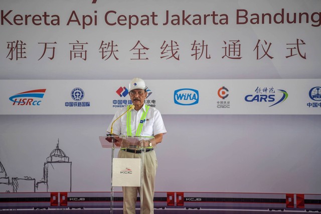 Menko Bidang Kemaritiman dan Investasi Luhut Binsar Pandjaitan memberikan sambutan saat peresmian penyelesaian peletakan rel Kereta Cepat Jakarta-Bandung (KCJB) di Stasiun Halim, Jakarta Timur, Jumat (31/3/2023). Foto: Galih Pradipta/ANTARA FOTO