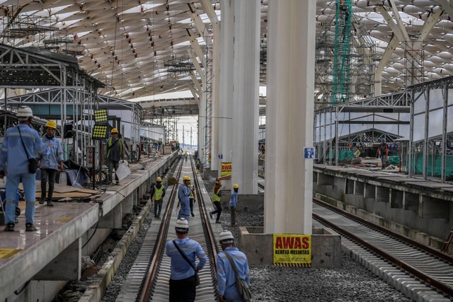 Pekerja menyelesaikan proyek pembangunan Kereta Cepat Jakarta-Bandung (KCJB) di Stasiun Halim, Jakarta Timur, Jumat (31/3/2023). Foto: Galih Pradipta/ANTARA FOTO