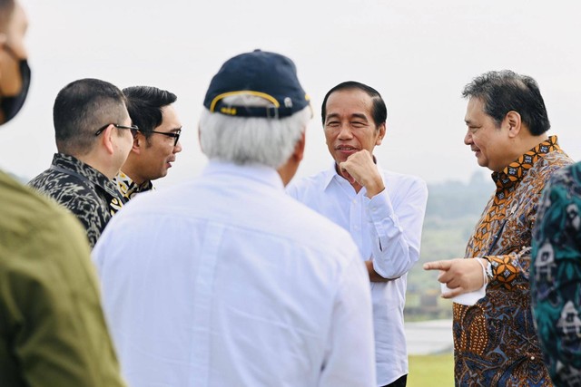 Presiden Jokowi meninjau Kawasan Ekonomi Khusus (KEK) Lido, di Kabupaten Bogor, Jawa Barat, Jumat (31/3/2023). Foto: Laily Rachev/Biro Pers Sekretariat Presiden