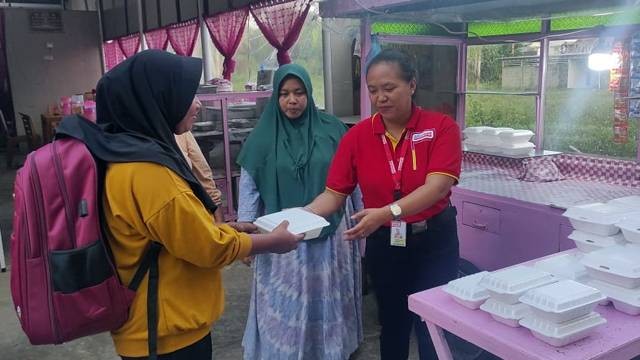 Program Warteg Gratis untuk kaum Dhuafa yang digelar Alfamart-Alfagift selama bulan Ramadhan 1444 H, menyalurkan 20 ribu paket buka puasa di seluruh Indonesia.