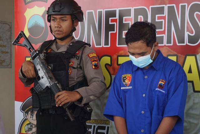 Polisi menunjukkan Alwi Abdul Azis (26), tersangka kasus pencabulan di Mapolres Temanggung, Jumat (31/3/2023). Foto: ari/Tugu Jogja