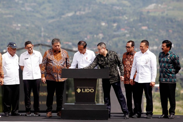 Presiden Jokowi meresmikan Kawasan Ekonomi Khusus (KEK) Lido, Cigombong, Kabupaten Bogor, Jawa Barat, Jumat (31/3/2023). Foto: Yulius Satria Wijaya/ANTARA FOTO