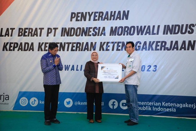 Menteri Ketenagakerjaan Ida Fauziyah saat menerima hibah alat berat dari PT Indonesia Morowali Industrial Park (IMIP) yang akan digunakan untuk BLK Morowali. Foto: Kemnaker