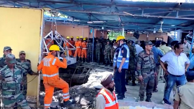 Tim penyelamat melakukan operasi di lokasi runtuhnya atap sebuah kuil di Indore, India, Jumat (31/3/2023). Foto: ANI/Reuters TV melalui REUTERS