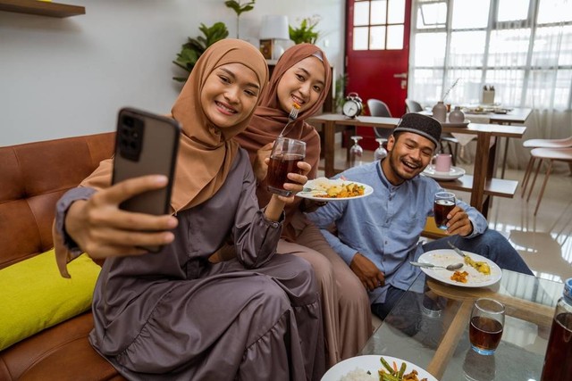 TikTok hadirkan kampanye #SerunyaBareng untuk mengajak masyarakat bersama-sama merayakan keseruan bulan Ramadhan dan Lebaran di TikTok. Foto: Shutterstock