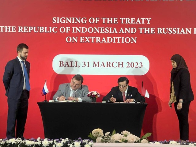 Menteri Hukum dan Hak Asasi Manusia bersama Menteri Hukum Federasi Rusia menandatangani perjanjian ekstradisi di Bali (Sumber: https://kanimpolewali.kemenkumham.go.id/2023/03/pemerintah-ri-federasi-rusia-sepakati-perjanjian-ekstradisi/)