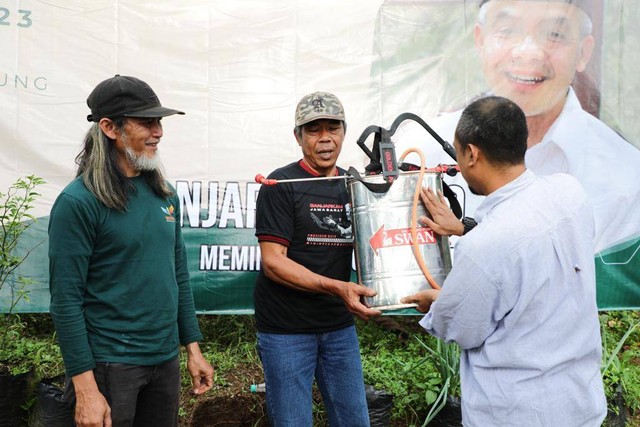 Ganjar Muda Padjajaran (GMP) saat memberikan bantuan alat pertanian untuk kelompok tani kopi di kawasan Gunung Manglayang, Cilengkrang, Bandung, Jumat (31/3/2023). Foto: Dok. Istimewa