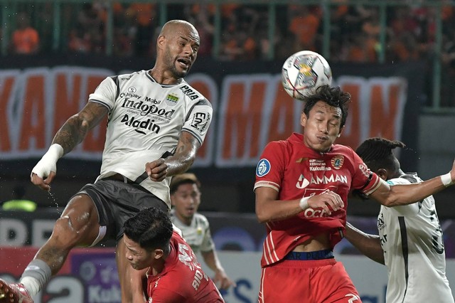 Pesepak bola Persija Jakarta Hansamu Yama (kanan) berebut bola atas dengan pesepak bola Persib Bandung David Da Silva (kiri) pada lanjutan Liga 1 di Stadion Patriot Chandrabhaga, Bekasi, Jawa Barat, Jumat (31/3/2023). Foto: Fakhri Hermansyah/ANTARA FOTO