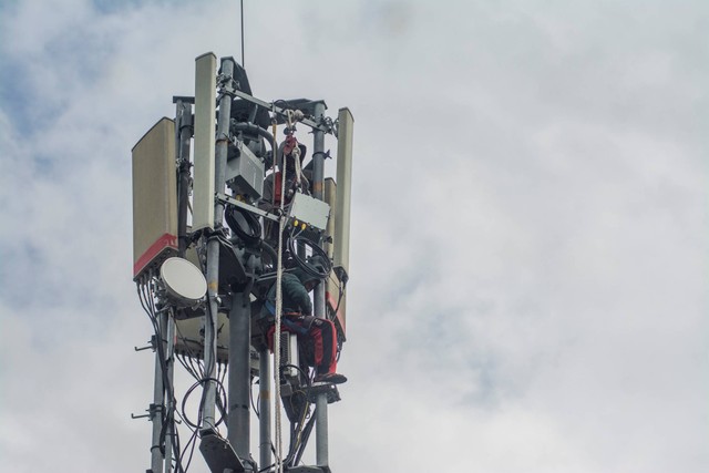 Pekerja melakukan pemeliharaan jaringan broadband di menara Base Tranceiver Station (BTS) milik sebuah operator telekomunikasi di Palu, Sulawesi Tengah, Jumat (3/2/2023). Foto: Basri Marzuki/ANTARA FOTO