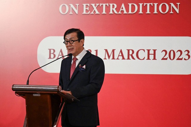 Menkumham Yasonna H. Laoly berpidato setelah penandatanganan Perjanjian Ekstradisi antara Republik Indonesia dengan Federasi Rusia di Nusa Dua, Badung, Bali, Jumat (31/3/2023). Foto: Sonny Tumbelaka/AFP