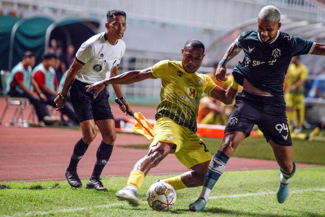 Pesepak bola Persikabo 1973 Juninho (kanan) merebut bola dari pesepak bola Barito Putera FR Sokoy (kiri) dalam lanjutan BRI Liga 1 di Stadion Pakansari, Kabupaten Bogor, Jawa Barat, Jumat (31/3/2023). Foto: Yulius Satria Wijaya/ANTARA FOTO