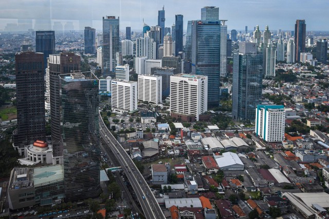 Suasana gedung-gedung bertingkat di Jakarta. Foto: ANTARA FOTO/Aditya Pradana Putra