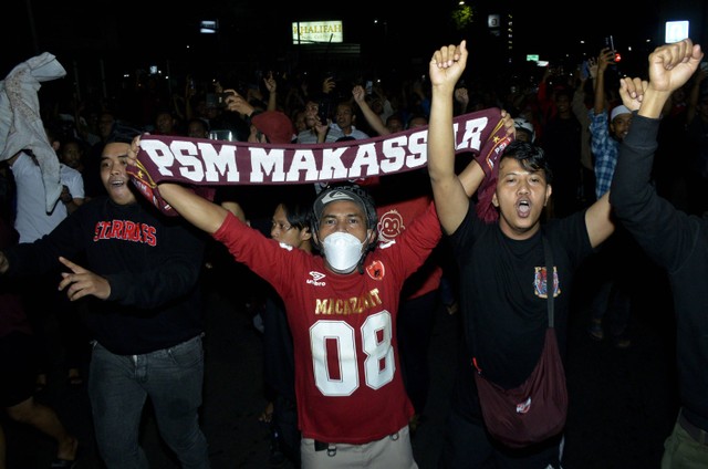 Suporter merayakan kemenangan PSM Makassar atas Madura United usai nonton bareng pertandingan BRI Liga 1 di Makassar, Sulawesi Selatan, Jumat (31/3/2023). Foto: ANTARA FOTO/Abriawan Abhe
