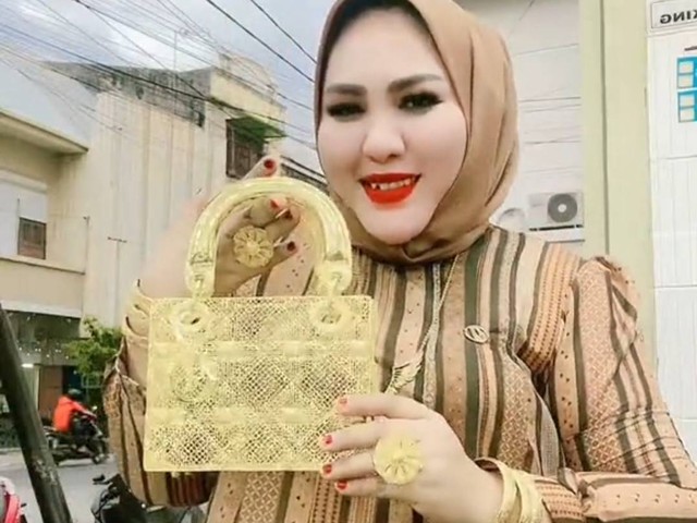 Perempuan Makassar beli tas emas Rp553 juta. Foto: Dok. TikTok/@_mirahayati