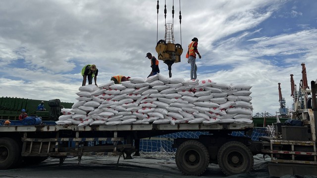 Pekerja saat bongkar muat 2.000 ton Gula Kristal Putih (GKP) dari Thailand yang tiba di Pelabuhan Tanjung Priok, Sabtu (1/4/2023). Foto: Ghinaa Rahmatika/kumparan