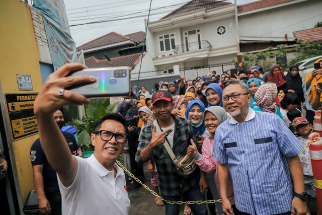 Menteri Perdagangan Zulkifli Hasan didampingi Ketua DPW PAN DKI Jakarta Eko Hendro Purnomo saat menghadiri pelaksanaan pasar murah di Sekolah Kids Republic, di Cipinang Muara, Jakarta Timur, Sabtu (1/4/2023). Foto: Jamal Ramadhan/kumparan