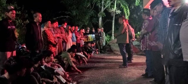 Polisi melakukan pembinaan pada para siswa yang kedapatan perang sarung di Bantul. Foto: istimewa