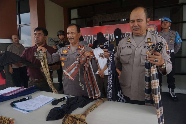 Polisi menunjukkan beberapa remaja yang diamankan karena hendak melakukan perang sarung, di Mapolres Temanggung. Foto: ari/Tugu Jogja