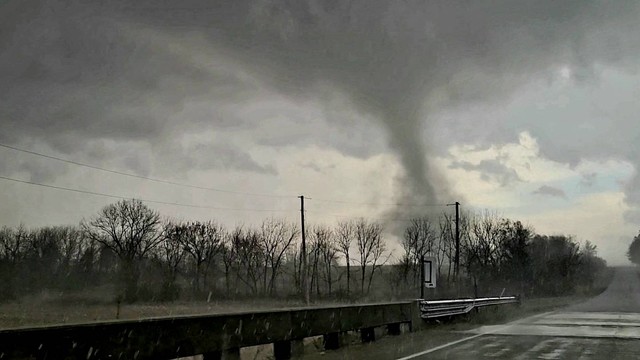 Pemandangan pusaran tornado melintasi lapangan di Wapello County, Iowa, AS, Jumat (31/32023). Foto: Katie Feeney/via REUTERS