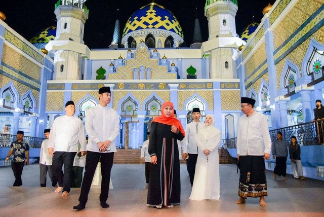 Gubernur Khofifah saat mengunjungi Masjid Agung Tuban. Foto: Humas Pemprov Jatim 