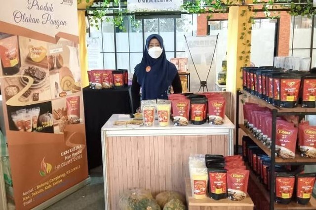 Nur Hayati bersama produk inovasi labu kuning Elbina dalam acara Ekspose UMKM Pangan Lokal 2021 oleh Kementan di Jakarta (@elbina.official/Instagram)