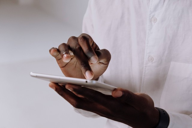 Ilustrasi Cara Transfer Pulsa Telkomsel, Foto: Pexels/cottonbro studio